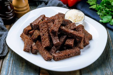 Kızarmış sarımsaklı ekmek, yakın çekim.