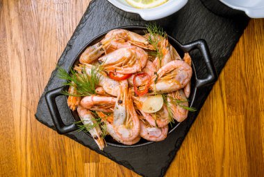 Tabakta kaynamış karides