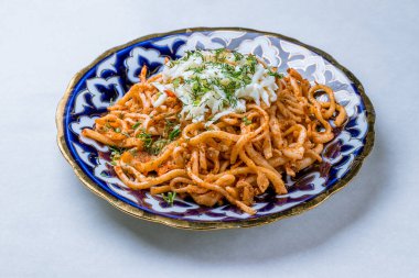 Tabakta kızarmış lagman