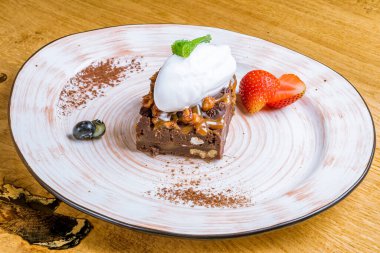 Dondurma ve çilekli brownie.