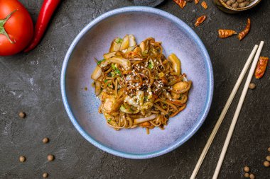 Tavuk ve sebzeli soba eriştesi.