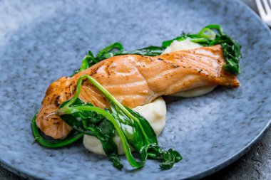 Izgarada somon bifteği