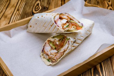 Tahtada tavukla birlikte yuvarlan