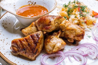 Gemide tavuk kebabı var.