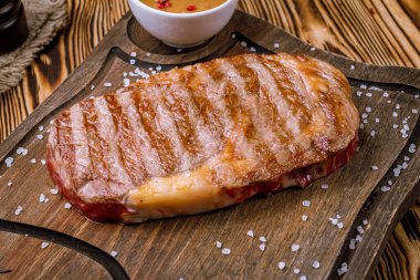 Sulu Ribeye bifteği, kapat.