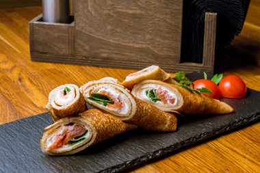 Somon peyniri ve soğanlı gözleme.