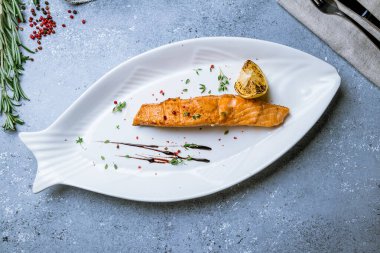 Izgarada somon bifteği