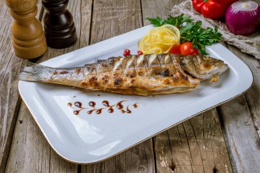 Kızarmış levrek, yaklaş.