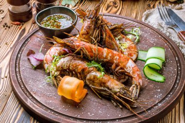Kurulda kızarmış Langoustines.