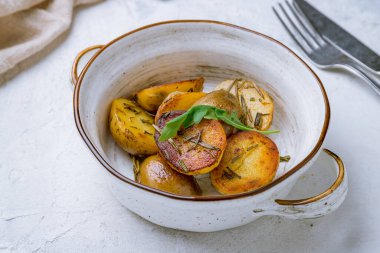 Biberiyeli kızarmış patates.