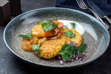 Somonlu kızarmış patates gözlemesi.