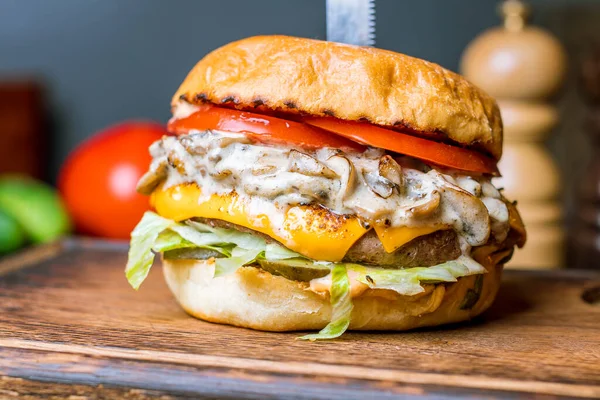 Et ve mantarlı hamburger.