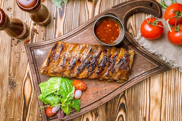 Barbekü domuz kaburgası, yakın çekim.