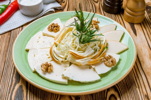 Сыр Сулугуни Нарезанный Тарелке — стоковое фото