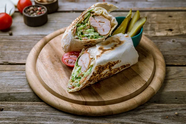 Rolo Com Frango Placa — Fotografia de Stock