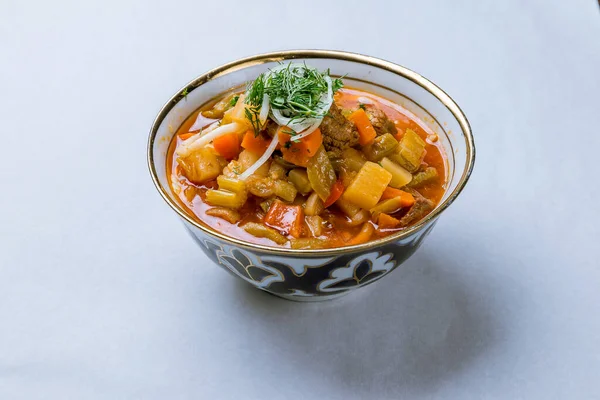 Lagman Asya çorbası, yakın çekim.