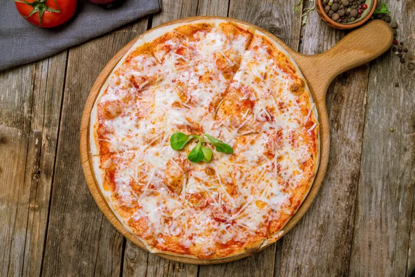 Итальянская Пицца Маргарита Деревянном Столе — стоковое фото