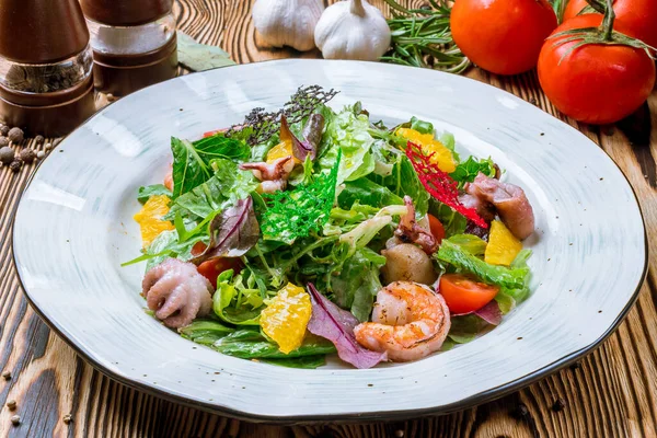 Salada Com Frutos Mar Close — Fotografia de Stock