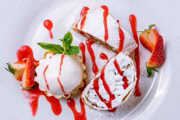 Elmalı turta ve dondurma.