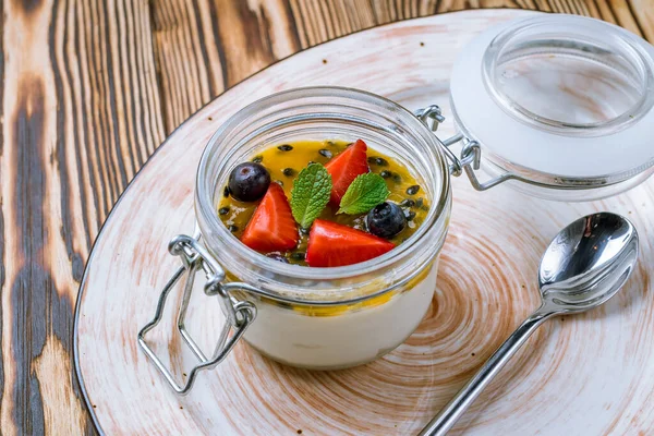 Panna Cotta Med Passionsfrukt — Stockfoto