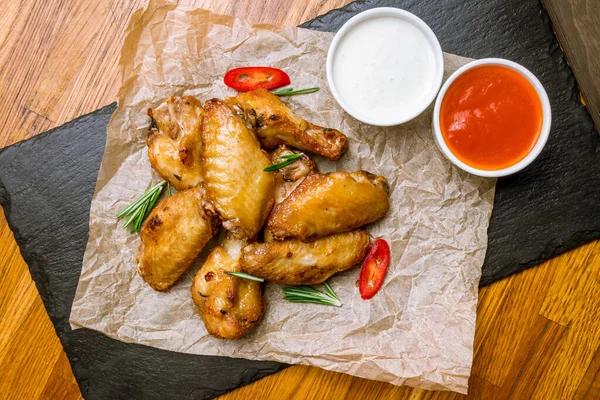 Sayap Ayam Dengan Saus Keju Biru — Stok Foto