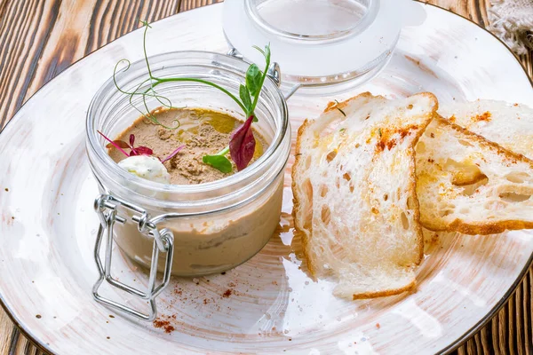 Die Hühnerleberpastete Mit Brot Und Marmelade — Stockfoto