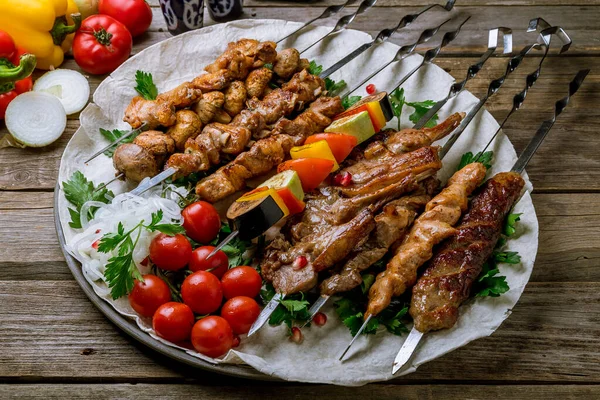 Piring Kebab Yang Berbeda Meja Kayu Tua — Stok Foto