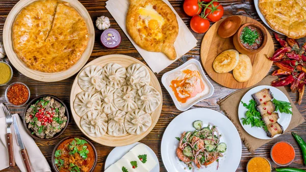 Khachapuri, Khinkali, Pkhali, Dolma, Satsivi Top View 'den Gürcü mutfağı