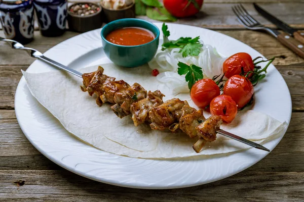 Kebab Costillas Cordero Sobre Una Vieja Mesa Madera — Foto de Stock