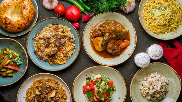 Gerichte Usbekischer Küche Lagman Pilaf Gemüsesalat Und Lepeshka Brot — Stockfoto
