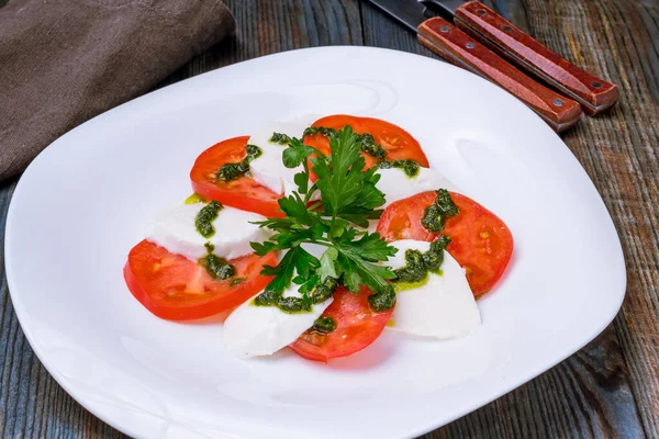 Caprese Salat Mit Mozzarella Und Tomaten — Stockfoto