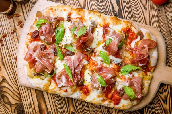 Pizza Szynką Parmeńską Rzymskim Cieście — Zdjęcie stockowe