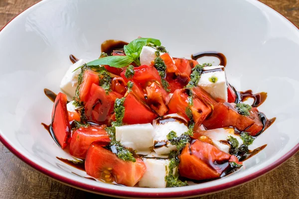 Sałatka Caprese Mozzarellą Pomidorami — Zdjęcie stockowe