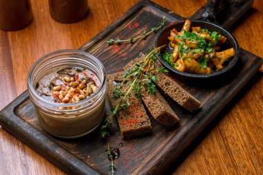 Ekmek ve reçelli tavuk ciğeri ezmesi