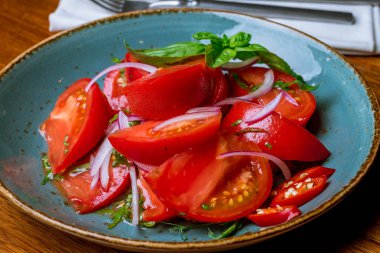 Kırmızı soğanlı domates salatası.
