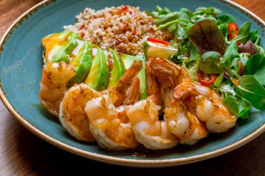 Karides ve avokado ile kinoa.