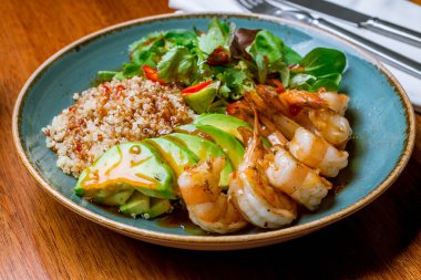 Karides ve avokado ile kinoa.