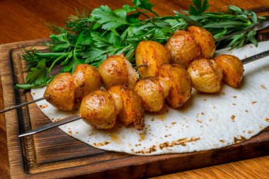 Izgarada yağlı kuyruklu patates