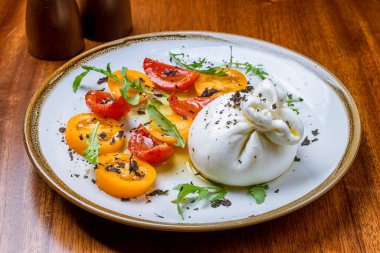 Buratta peynirli salata. 