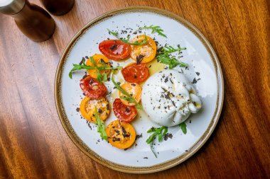 Buratta peynirli salata. 