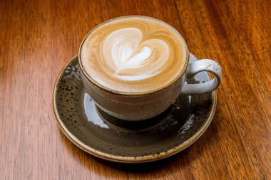 Kalp çizimli kapuçino kahvesi.