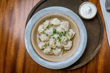 Ekşi kremalı ve otlu hamur tatlısı