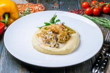 Stroganoff beyaz tabakta