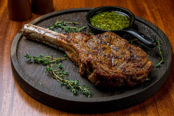 Vue Rapprochée Délicieux Steak Tomahawk Ribeye Sur Fond Bois — Photo