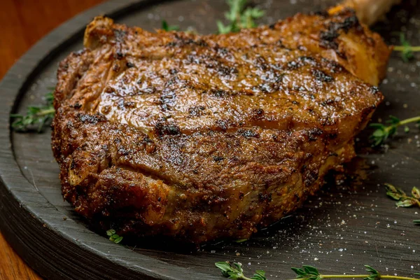 Vista Cerca Del Delicioso Filete Ribeye Tomahawk Sobre Fondo Madera — Foto de Stock