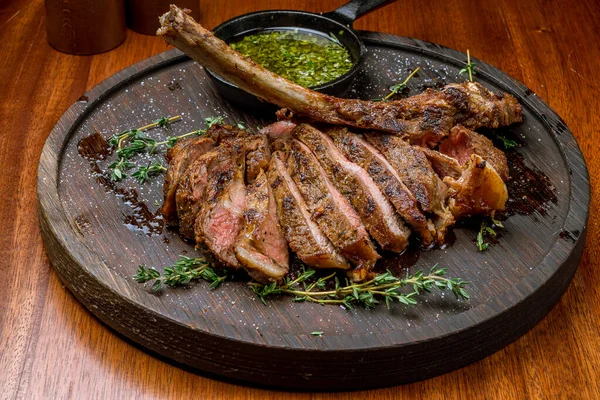 Vista Perto Delicioso Bife Ribeye Tomahawk Fundo Madeira — Fotografia de Stock