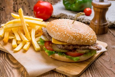 Patates kızartmalı hamburger, lezzetli yemek geçmişi.