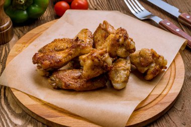 Mangal soslu tavuk kanadı ve lezzetli bufalo manzarası.