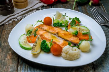 Izgarada somon bifteği