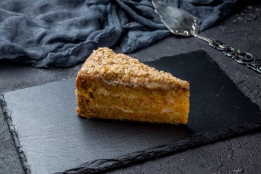 Tabakta havuçlu kek.